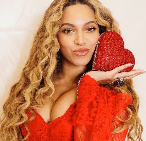 Beyoncé red heart bag Beyonce Instagram, Queen Bee Beyonce, Beyonce Outfits, Sasha Fierce, Beyonce Knowles Carter, Beyonce Style, Marc Jacobs Beauty, Beyoncé Giselle Knowles-carter, Beyoncé Giselle Knowles