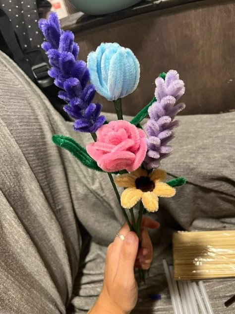 Pipecleaners Flowers, Pipecleaner Flowers How To Make, Pipecleaners Flowers Bouquet, Pipecleaner Ideas, Things To Make With Pipe Cleaners, Pipecleaners Crafts, Pipe Cleaner Flower Bouquet, Flower Craft Ideas, Clean Flowers