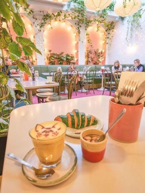 Guide to the most Instagrammable restaurants and cafes in London including Farm Girl Botanical Cafe, Instagrammable Restaurants, Bali Restaurant, Park Walk, London Cafe, Restaurants In London, Living In London, London Bars, Cute Cafe