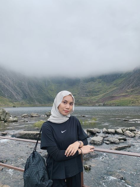 Hiking Outfit Summer Hijab, Hijabi Hiking Outfit, Outfit Hiking Hijab, Sporty Hijab Outfit, Ootd Hiking, Outfit For Hiking, Hijab Outfit Aesthetic, Outfit Bali, Casual Hiking Outfit