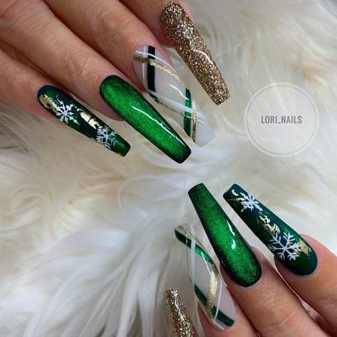 Long Nail Designs Christmas, Christmas Green Nail Designs, Green Nails Christmas Holidays, Fall Nails With Bling, Christmas Nails Ideas Holiday, Green Christmas Nails Holidays, Elegant Christmas Nails Classy, Emerald Green Christmas Nails, Green Plaid Nails