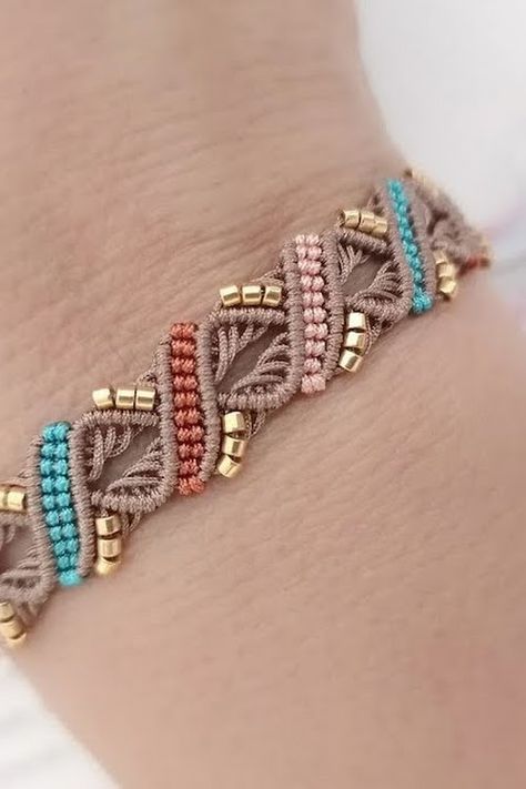 Two Color Macrame Bracelet, Jewelry Tutorials Bracelets, Macrame Bracelet Patterns Tutorials, Patron Macrame, Micromacrame Bracelet, Micro Macrame Bracelet, Easy Bracelet, Fancy Crochet, Collar Macrame