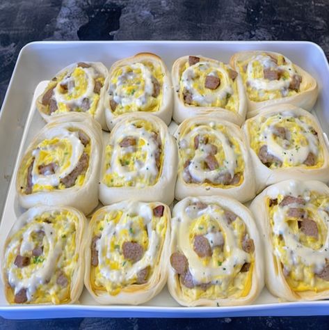 Breakfast Rolls With Sausage Gravy, Breakfast Rolls With Gravy, Easy Breakfast Rolls, Breakfast Roll Ups, Mexican Cornbread Recipe, Leftover Breakfast, Cheese Rolls, Puppy Chow Recipes, Easy Breakfast Recipe