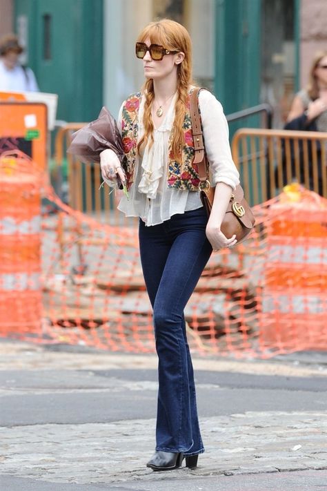 Florence in New York City Focused Aesthetic, Florence Welch Style, Oufits Casual, 70s Outfits, Daisy Jones, Florence Welch, Pentatonix, Style Crush, The Machine