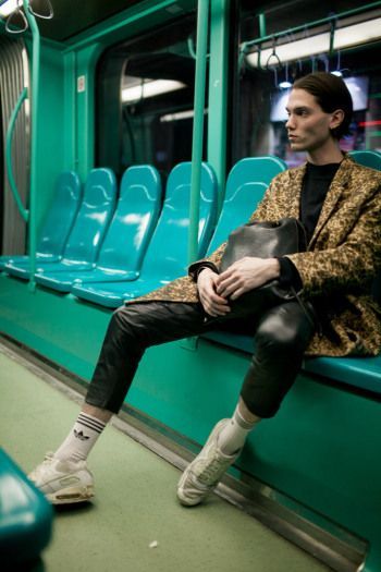 Street Style: Milan Men's Fashion Week Fall '16 80's Party, Milan Men's Fashion Week, Der Gentleman, Mens Fashion Editorial, Chloe Sevigny, Sneakers Street Style, Mens Fashion Photography, Mens Fashion Week, Men Street