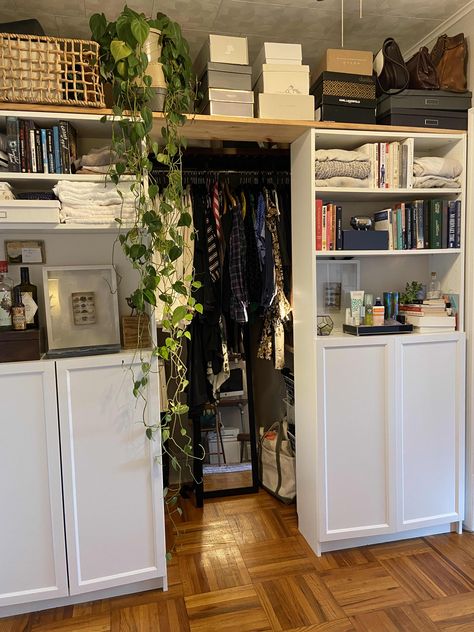 See Jocelyn's 700-Square-Foot Townhouse (terraced house) in New York from the Small/Cool Contest | Apartment Therapy Billy Bookshelves, Apartment Therapy Small Spaces, House In New York, New York Townhouse, Chic Shack, Apartment In New York, Functional Wardrobe, Stylish Alphabets, Retro Room