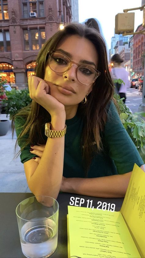 Emily Ratajkowski Glasses, Womens Glasses Aesthetic, Classy Eyeglasses Women, Eye Glasses Inspiration, Glasses Frames For Women Brunette, Oversize Glasses Frames Woman, Emrata Glasses, Glasses Aesthetic Women, Fashionable Glasses For Women