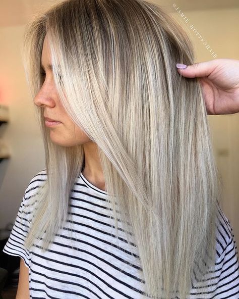 White Sand 🐚 1/2hd Babylights the freehand Painting remaining hair using @lakmecolour k.blonde toning with @lakmecolour 10.22+0.00+2.7%… Platinový Blond, Straight Balayage, 20s Hair, Balayage Hairstyle, Balayage Straight Hair, Balayage Blond, Color Melt, Bronde Balayage, Blond Balayage