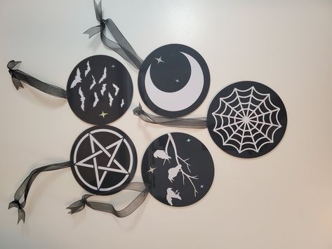 Goth Ornaments Diy, Spooky Christmas Ornaments, Christmas Creepy, Chrismas Diy, Gothic Xmas, Hail Santa, Christmas Tree Inspo, Spooky Christmas, Maker Ideas