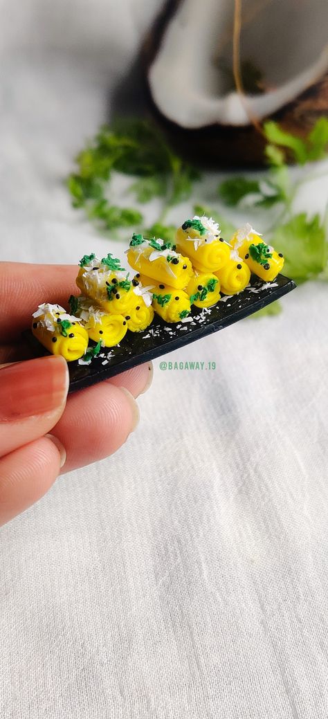 Realistic miniatures of Indian food ! 1:12 scale. Limpan Art, Realistic Miniatures, Bjd Accessories, Mini Books Diy, Clay Characters, Miniature Food Tutorials, Food Miniatures, Food Tutorials, Books Diy