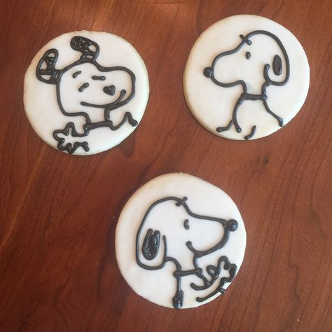 Snoopy cookies Aesthetic Decorated Cookies, Snoopy Cupcakes, Galletas Aesthetic, Snoopy Eating, John Aesthetic, Snoopy Cookies, Decorating Sugar Cookies, Snoopy Cake, Birthday Sugar Cookies