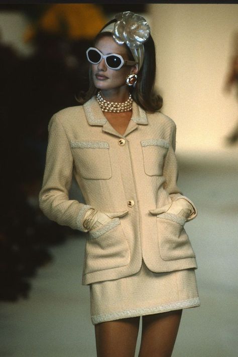 Channel Fashion Show, Chanel Ready To Wear, Chanel 90s, Karen Mulder, Chanel Fashion Show, 90s Runway Fashion, Mode Chanel, Runway Outfits, Chanel Jacket