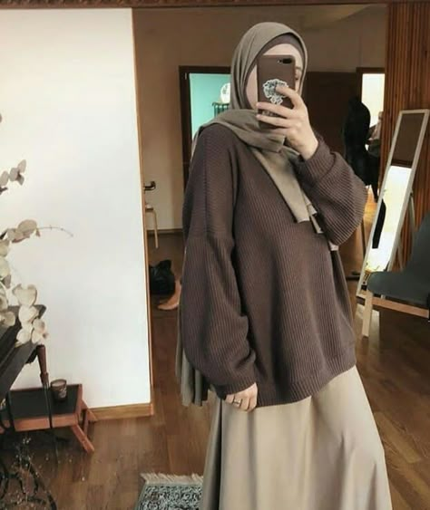 Pakaian Hipster, Muslimah Fashion Casual, Moslem Fashion, Estilo Hijab, Hijab Look, Street Hijab Fashion, Hijab Trends, Muslim Outfits Casual, Muslim Fashion Hijab Outfits