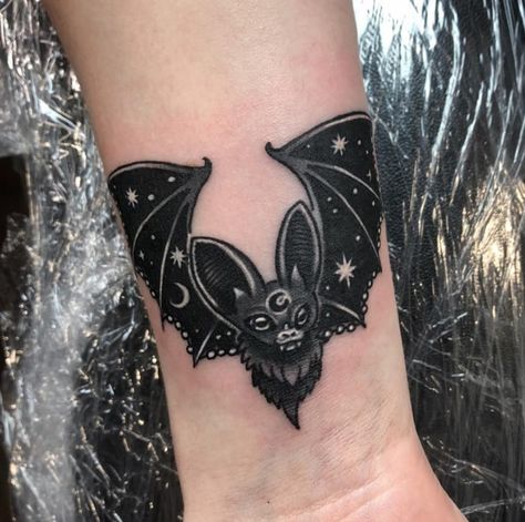 When you're the darkness, but also very smol. These cute bat tattoos are perfect to show off your Halloween spirit and goth aesthetic year round, but they're also too cute to be creepy. #tattoos #halloweentattoos #bats #battattoo Bats Tattoo Design, Tato Tradisional, Goth Tattoo, Bat Tattoo, Theme Tattoo, Inspiration Tattoos, Tattoos Geometric, Creepy Tattoos, Halloween Tattoo