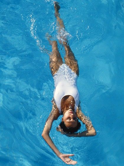 Best Bodies, Swimming Body, Woman Swimming, Swimming Photography, Pool Poses, Pool Photography, Underwater Painting, Pool Fashion, Poolside Fashion