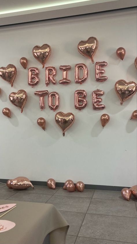 𝒫𝒾𝓃: 𝑔𝑜𝓁𝒹𝓈𝒽𝑜𝓇𝓉𝓎 💌 Bride To Be Breakfast, Bridal Shower Simple Decorations, Bridal Shower Ideas Decorations Simple, Bride To Be Party Decoration Diy, Bride To Be Decoration Ideas Diy, Simple Bride To Be Decoration, Bridal Shower Simple Decor, Bride To Be Outfit Bachelorette Parties, Simple Bridal Shower Decorations Diy