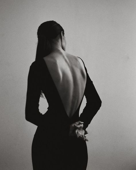 Open Back Photoshoot, Vogue Studio Photoshoot, Open Back Aesthetic, Woman’s Back, Hands Above Head Pose, Woman Back Reference, Back Poses Photography, Backless Photoshoot, Woman's Back Photography