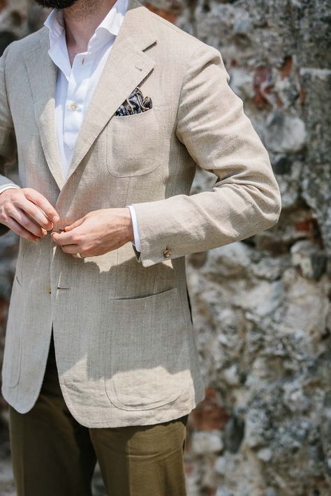 Pale summer colours (in vintage linen) – Permanent Style Tan Blazer Outfits, Linen Jacket Men, Linen Blazer Men, Mens Linen Jackets, Light Blazer, Formal Men Outfit, Mens Summer Outfits, Summer Colours, Mens Fashion Business