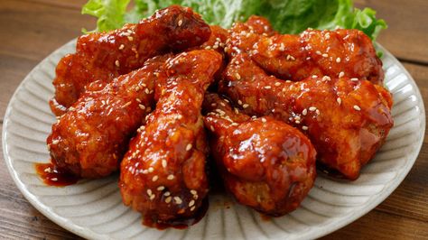 Korean fried chicken is gaining popularity around the world for its super crispy texture and positively unique flavor. Yangnyeom Chicken, Maangchi Recipes, Easy Teriyaki Chicken, Fire Chicken, Spicy Fried Chicken, Korean Kitchen, Fried Chicken Breast, Korean Fried Chicken, Popular Snacks