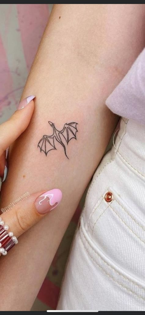 Dragons Mini Tattoo, Minimalist Fairy Wing Tattoo, Minimal Tattoo Dragon, Small Fourth Wing Tattoo, Matching Wings Tattoo, Simple Small Dragon Tattoo, Tiny Wyvern Tattoo, Bookish Tattoos Dragon, Simple Wyvern Tattoo