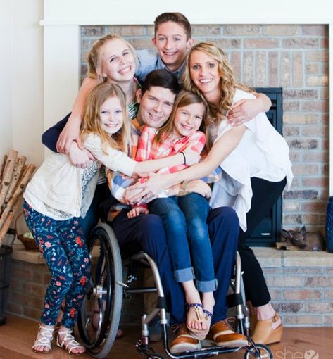 family wheelchair - Google Zoeken Blended Family Photos, Large Family Photo Shoot Ideas, Wheelchair Photography, Large Family Pictures, Family Session Poses, Brother Photos, Ski Jump, Autumn Family Photography, Large Family Photos