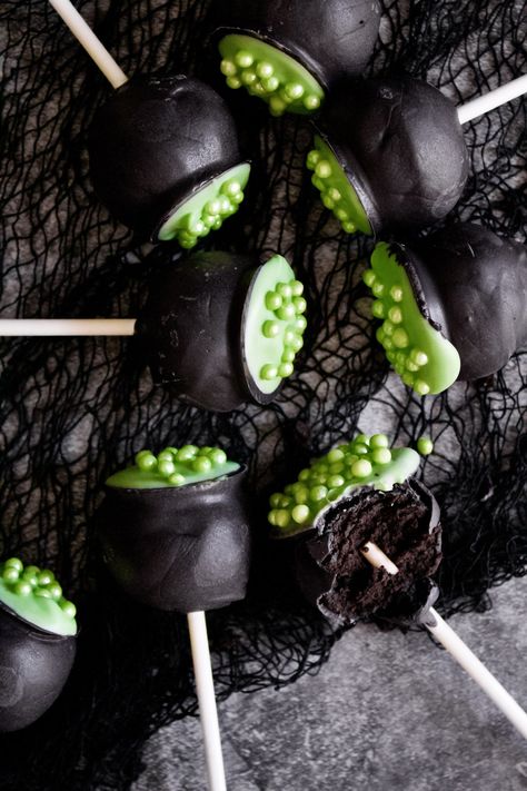 Chocolate Cauldron, Cauldron Cake Pops, Black Chocolate Cake, Mom Tweets, Candy People, Cauldron Cake, Postres Halloween, Halloween Cake Pops, Dulces Halloween