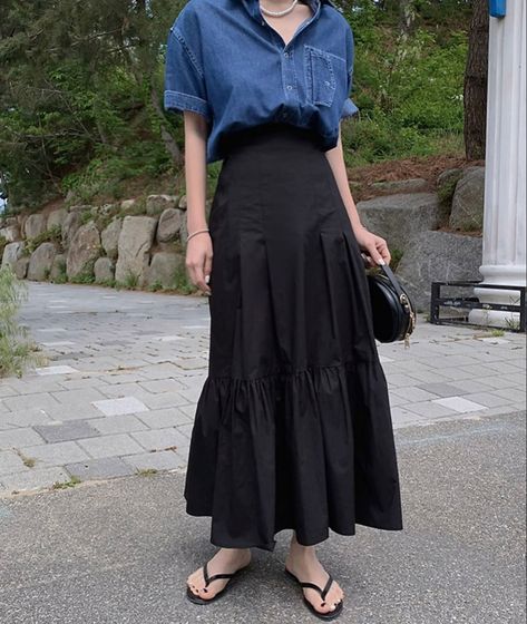 Black Tiered Midi Skirt Outfit, Long Black Tiered Skirt Outfit, Tiered Midi Skirt Outfit, Black Tiered Skirt Outfit, Tiered Skirt Outfit, Black Tiered Skirt, Black Cotton Skirt, Midi Skirt Outfit, Winter Skirt Outfit