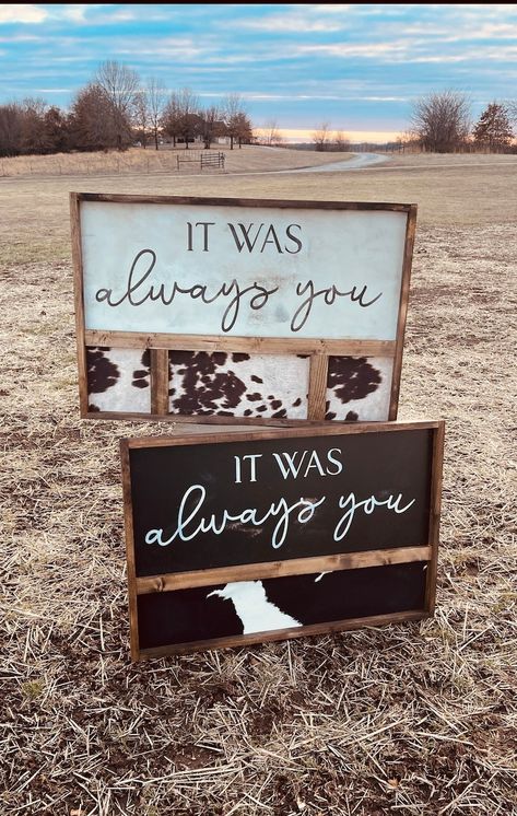 Texas Themed Home Decor, Western Last Name Signs, Cow Living Room Ideas, Western Bedroom Signs, Rustic House Decor Ideas Living Room, Cow Hide On Wall Decor, Black Western Bedroom, Cowhide Bedroom Ideas, Boho Country Bedroom