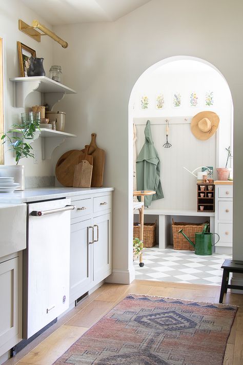 Alley Kitchen, Summer Interior Design, Door Ways, Farmhouse Mudroom, Spanish Interior, Farmhouse Fresh, French Country Kitchens, European Farmhouse, Interior Vintage