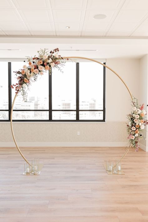 Arch Circle Wedding, Half Circle Arch Wedding, Wedding Decoration Circle, Gold Arch Decorations, Wedding Arch Half Circle, Gold Arch With Greenery, Curved Arch Wedding, Minimalist Wedding Arch Circle, Circular Wedding Arch With Fabric