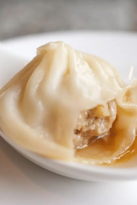 Juicy Homemade Xiaolongbao Magic Ground Pork Dumplings, Pork Soup Dumplings Recipe, Xiaolongbao Recipe, Home Made Dumplings, Chinese Dumpling Soup, Chinese Soup Dumplings, Pork Dumplings Recipe, Steamed Pork Dumplings, Pork Mince Recipes