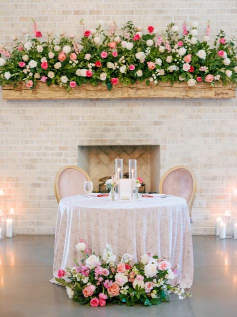 Sweetheart Table Wedding Pink, Wedding Sweetheart Table Ideas Simple, Sweetheart Table Wildflowers, Simple Sweetheart Table Wedding, Round Sweetheart Table Wedding, Round Sweetheart Table, Sweetheart Table Wedding Simple, Pink Sweetheart Table, Wedding Couple Table Decoration