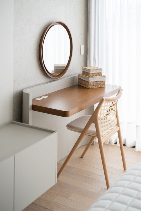 Casa KF — STUDIO COLNAGHI Dressing Mirror Designs, Small Apartment Inspiration, Bauhaus Interior, Kids Dressing Table, Japan Interior, Study Table Designs, Office Table Design, Japandi Interior, Bedroom Table