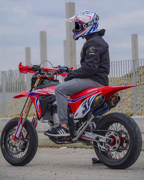 100% SUPERMOTO on Instagram: “Rate this bike 1-10 🔥 Follow @stylesupermoto for more sick bike photos daily ! 🔥⁣ -⁣ Credits: @matteo_tony⁣ Follow 👉 @stylesupermoto⁣…” Honda Supermoto, Bike Photos, Kangoo Camper, Honda Dirt Bike, Motorcycle Honda, Cool Dirt Bikes, Honda Cub, Honda Crf, Bike Photoshoot