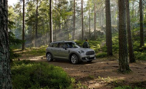 2018 MINI models will be getting more standard features like rear-view cameras and parking sensors starting this summer. Mini Cooper Suv, Mini Cooper 4 Door, New Mini Countryman, Mini Cooper Countryman, Cooper Countryman, Crossover Suv, John Cooper Works, Car Inspiration, Mini Countryman