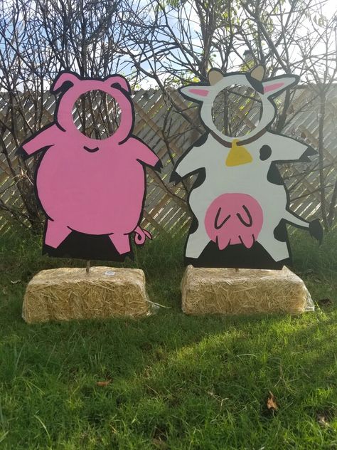 Diy Farm Animal Cutouts, Diy Farm Animal Decor, Diy Farm Backdrop, Diy Farm Decorations Party, Cow Diy Decor, Diy Barn Backdrop Birthday, Diy Barn Backdrop, Farm Trunk Or Treat Ideas, Cardboard Farm Animals