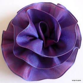 Snips & Spice: Wired-Edge Ribbon Rose - Super Easy! Wired Ribbon Crafts, Ribbon Flowers Diy, Ribbon Projects, Ribbon Flower Tutorial, Diy Ribbon Flowers, Crafts Diy Projects, Ribbon Crafts Diy, Fabric Flower Tutorial, Ribbon Rose