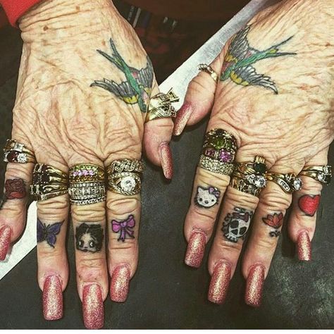 ❤ Finger Tats, Knuckle Tattoos, Finger Tattoo Designs, Inspiration Tattoos, Tattoo For Son, Disney Tattoo, Hand Tattoos For Women, Small Hand Tattoos, E Tattoo