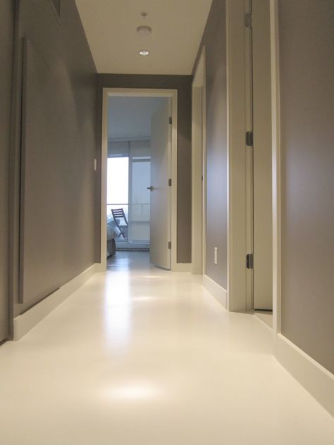 White concrete floors and grey walls Concrete Floors Stained, Dyed Concrete, Kombuis Idees, White Concrete Floors, Polished Floor, Polished Concrete Floors, Acid Stained Concrete, Concrete Stained Floors, Stylish Interior Design