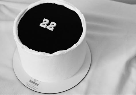 White Black Cake Birthday, Black Bday Cake Simple, Aesthetic Cake Designs Black, Cake Birthday Korea Simple Black, Black White Cake Design, Black And White Cakes Birthday, Black Bday Cake Aesthetic, All Black Cake Birthday, Black White Cake Birthday