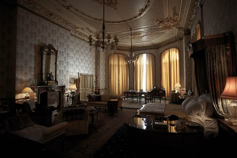 undefined Buckingham Palace Bedroom, Queens Bedroom, Palace Bedroom, Manor Bedroom, Dark Academia Room Ideas, Vintage Mansion, Mansion Bedroom, Royal Room, Palace Interior