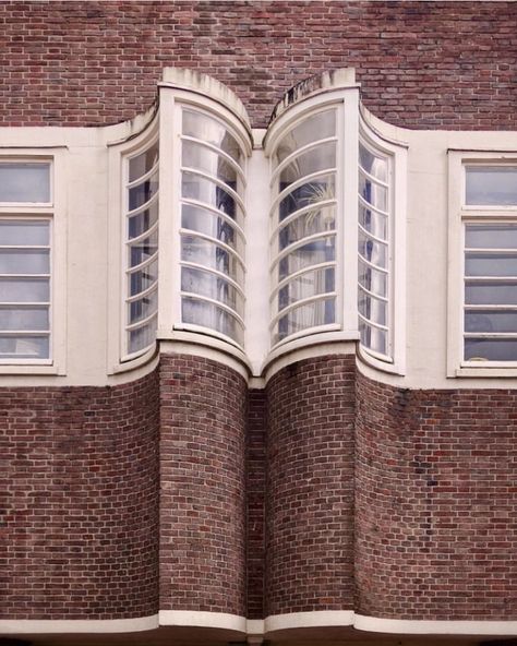 Art Deco Exterior, Amsterdam Architecture, Amsterdam School, Iconic Architecture, Traditional Windows, Art Deco Buildings, Brick Facade, Art Deco Architecture, School Architecture