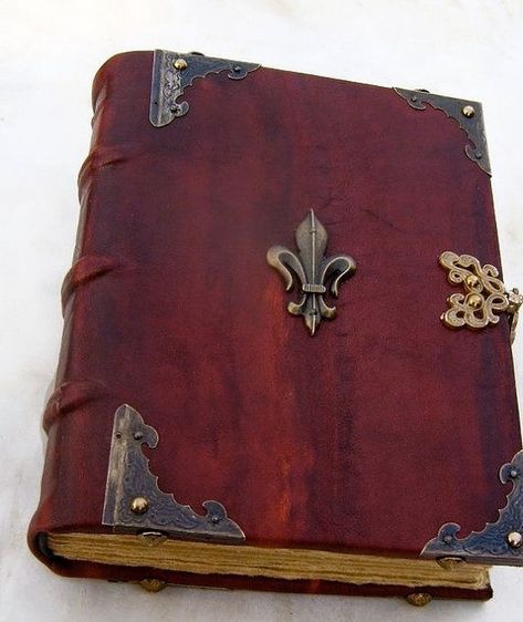 📚📓📙 Diy Binding, Medieval Journal, Cloth Book Cover, Magic Pendant, Magic Books, Book Diy, Cool Journals, Leather Book, Klaus Mikaelson