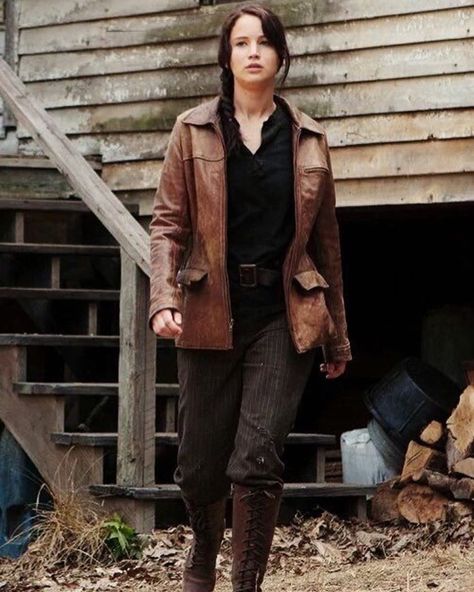 | The Hunger Games | katniss Katniss Everdeen Style, Katniss Outfit, Dystopian Clothes, Hunger Games Outfits, Hunger Games Districts, Hunger Games Fashion, Hunger Games Katniss, Hunger Games Humor, Adventure Outfit