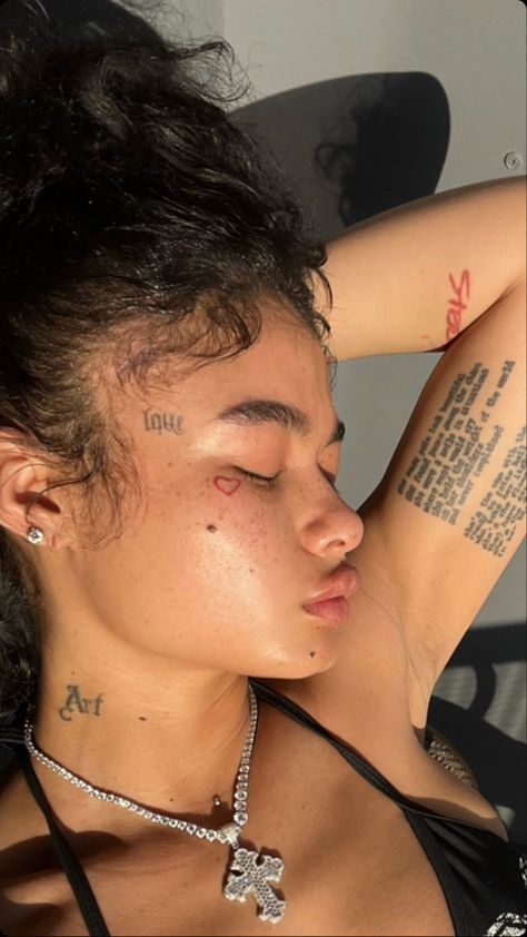 India Love Tattoos, Jorja Smith, Half Sleeve Tattoos For Guys, India Love, Half Sleeve Tattoo, Star Tattoos, Piercing Tattoo, Love Tattoos, Star Girl