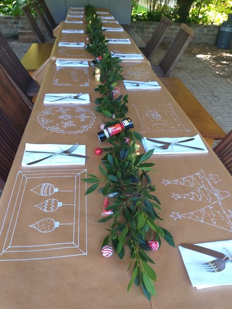 Brown Paper Tablecloth Round, Paper On Table Drawing, Brown Paper On Table, Brown Paper Christmas Table Setting, Kids Xmas Table Setting, Paper Christmas Table Decor, Kraft Paper Christmas Table, Thanksgiving Table Settings Brown Paper, Brown Paper Tablecloth Christmas