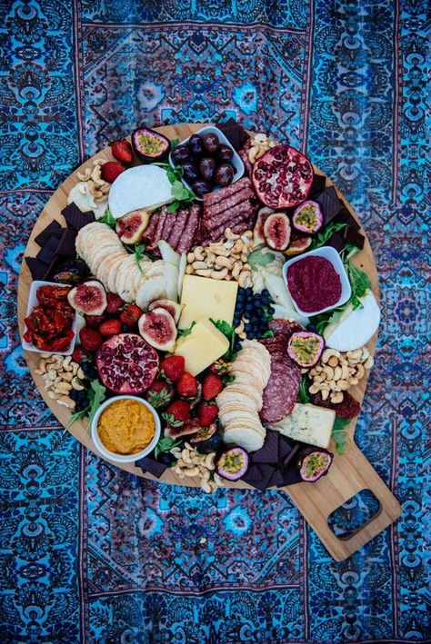 Wishing you all an incredible Christmas and New Year season this year (and grab a bit of downtime with family and friends!) Antipasto Platter, Food Wedding, Party Platters, God Mat, Snacks Für Party, Cheese Platters, Food Platters, Food Presentation, Wedding Food