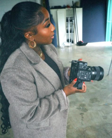 Black Female Photographer Aesthetic, Black Women Photographers, Content Creator Black Women, Female Director Aesthetic, Female Photographer Aesthetic, Instagram Aesthetic Ideas, Black Woman Luxury, Prayer Wallpaper, Screen Writer