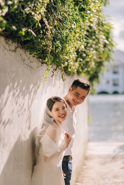 Korean Couple Photoshoot Outdoor, Korean Wedding Photography Outdoor, Pose Prewedding Outdoor, Wedding Photo Outdoor, Couple Outdoor Photoshoot, Outdoor Wedding Photoshoot, Prewed Outdoor, Pre Wedding Photoshoot Theme, Pre Wedding Photoshoot Beach