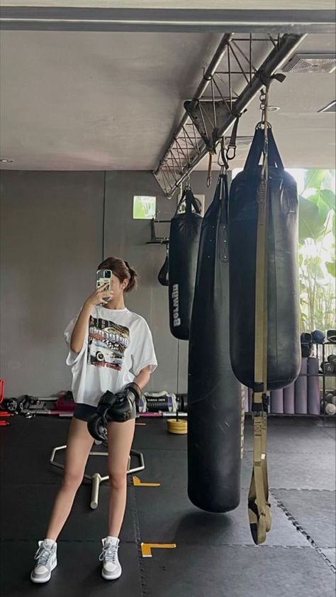 Boxer Aesthetic, Boxing Clothes, Boxe Thai, Gym Photos, How To Be Graceful, Endurance Workout, Boxing Girl, Sports Aesthetic, Women Boxing